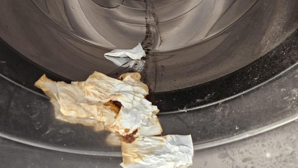 Excrementos en un tobogán del Parque Central de Nou Barris