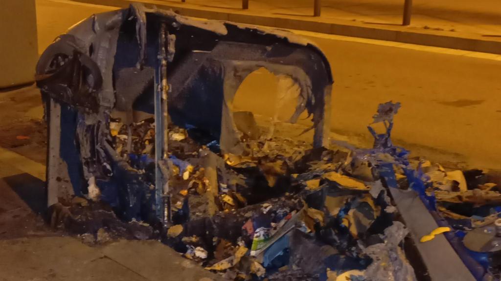 Contenedores calcinados en Nou Barris