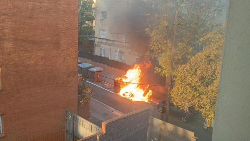 Contenedores ardiendo en Nou Barris