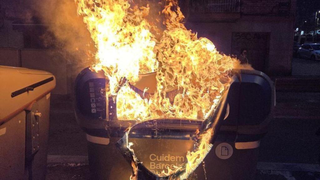 Un contenedor ardiendo en Nou Barris, obra del pirómano