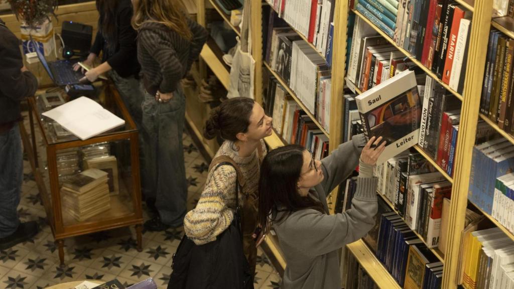 Visitants a la nova llibreria Sant Jordi de Barcelona