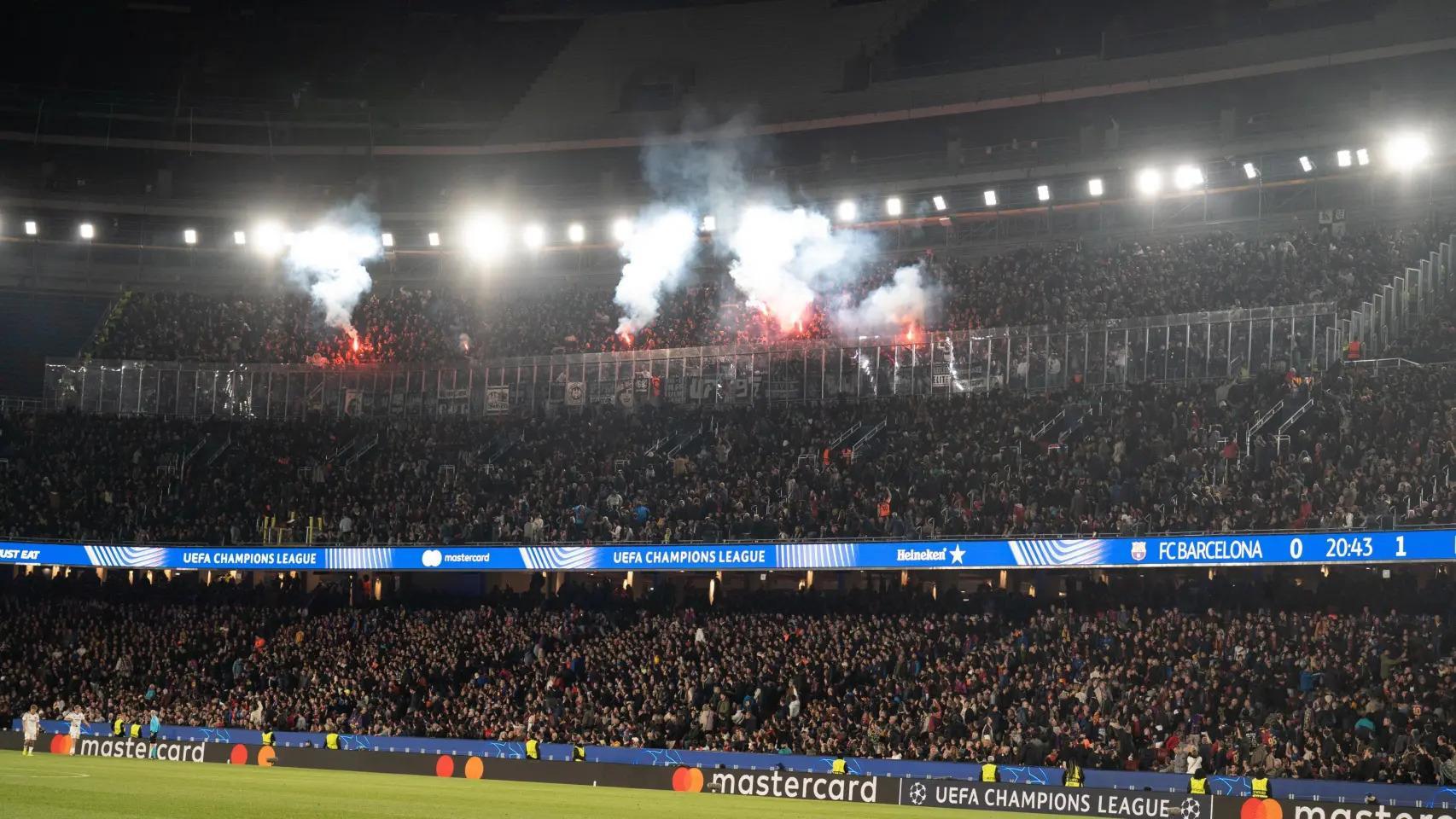 Bengalas en el Camp Nou, a manos de los hooligans del Eintracht de Frankfurt
