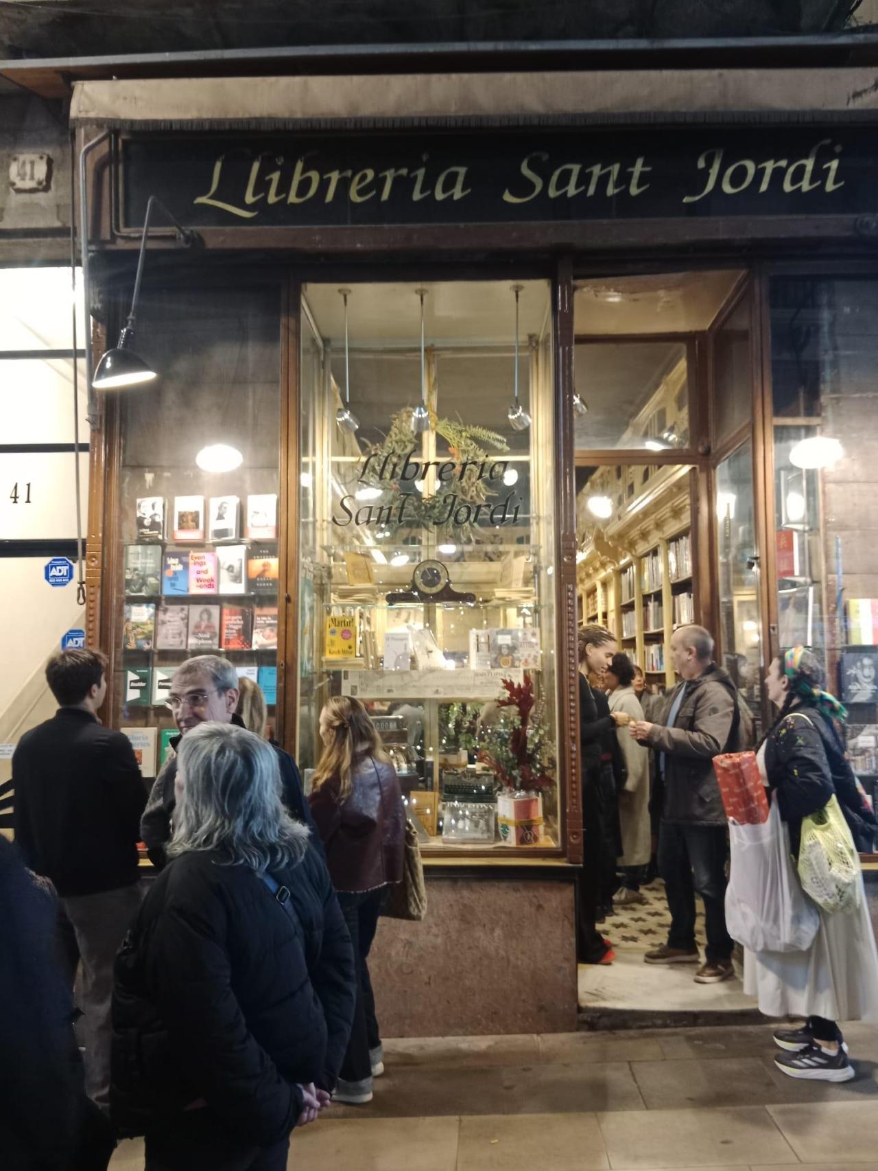 Fachada de la Lliberia Sant Jordi