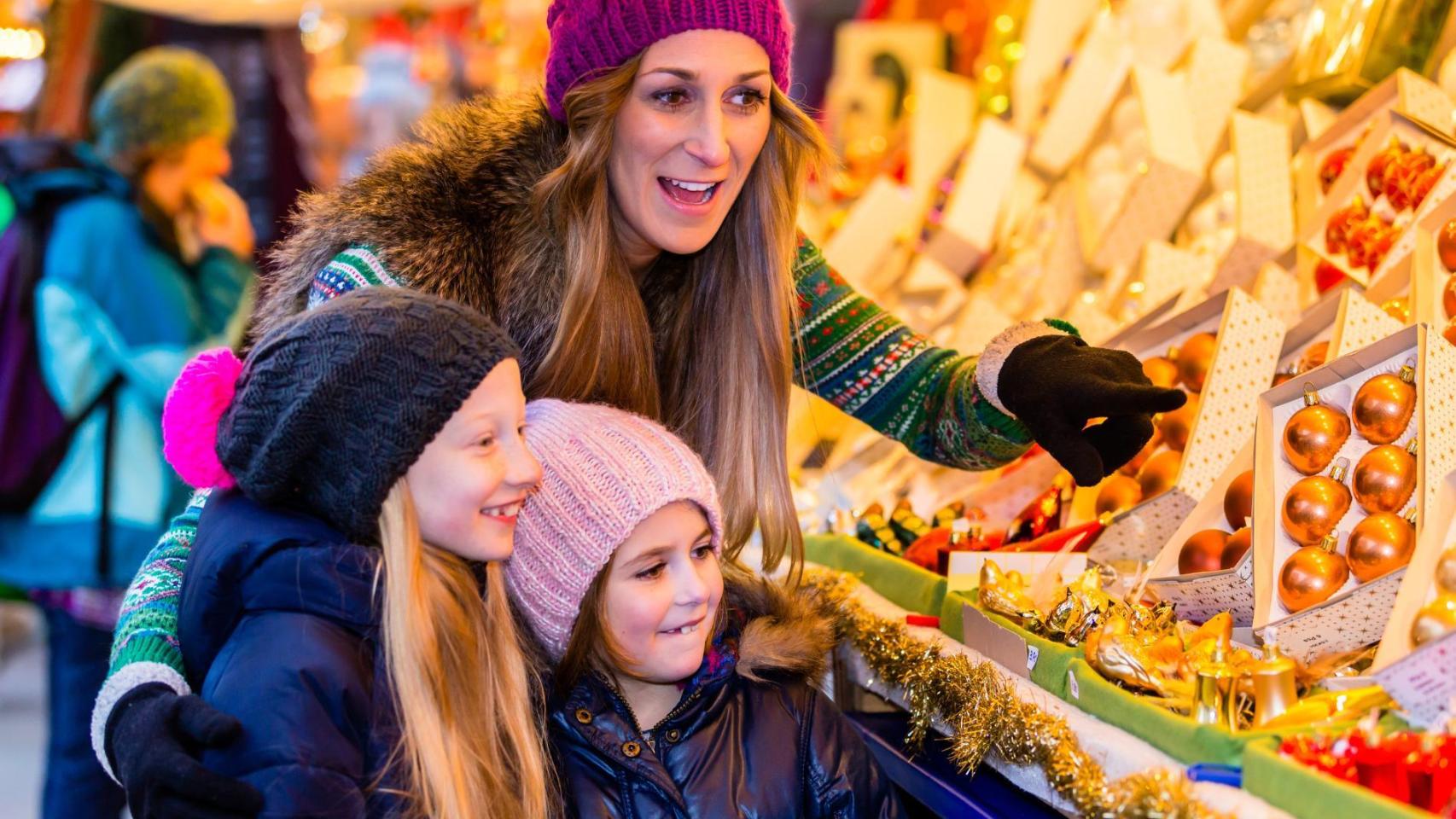 Familia en un mercadillo navideño