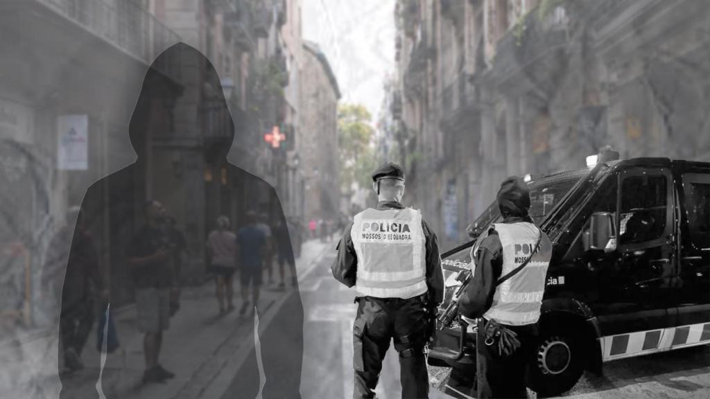 Agentes de los Mossos d'Esquadra con una calle del Raval de fondo