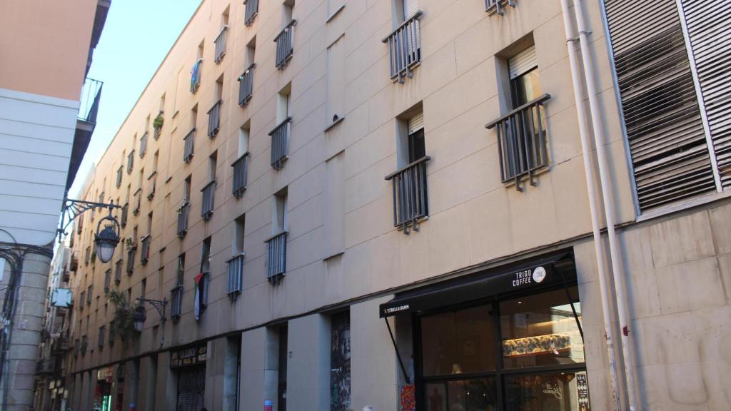 Un edificio de viviendas que se construyó para reubicar a las familias del Raval tras el derribo por los planes de Procivesa