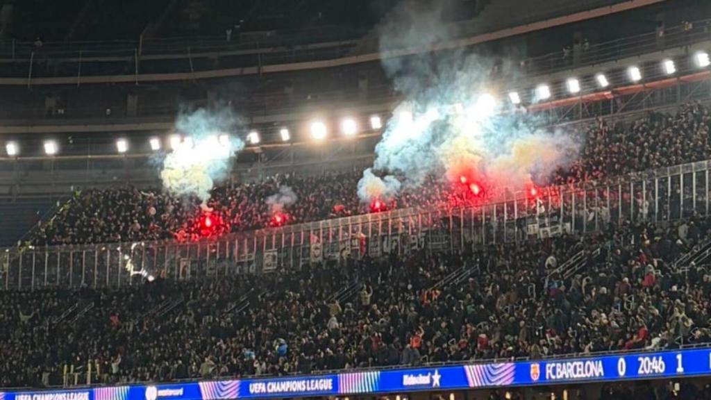 La afición del Eintracht de Frankfurt enciende bengalas en el Camp Nou durante el partido de Champions League contra el Barça