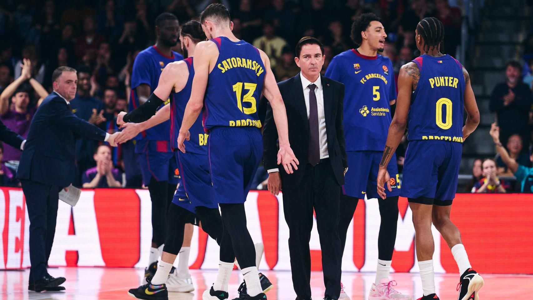 Xavi Pascual y los jugadores del Barça de basket, durante el triunfo sobre el Olympiacos en el Palau Blaugrana