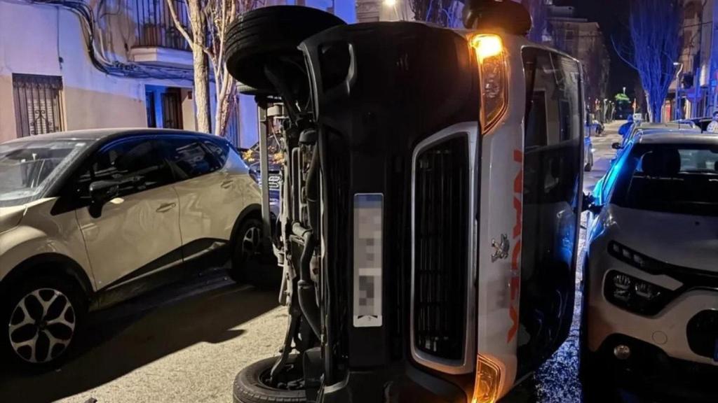 Furgoneta volcada en L'Hospitalet