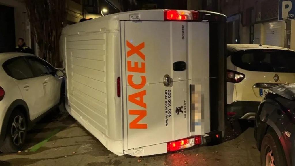 Furgoneta bolcada a L'Hospitalet