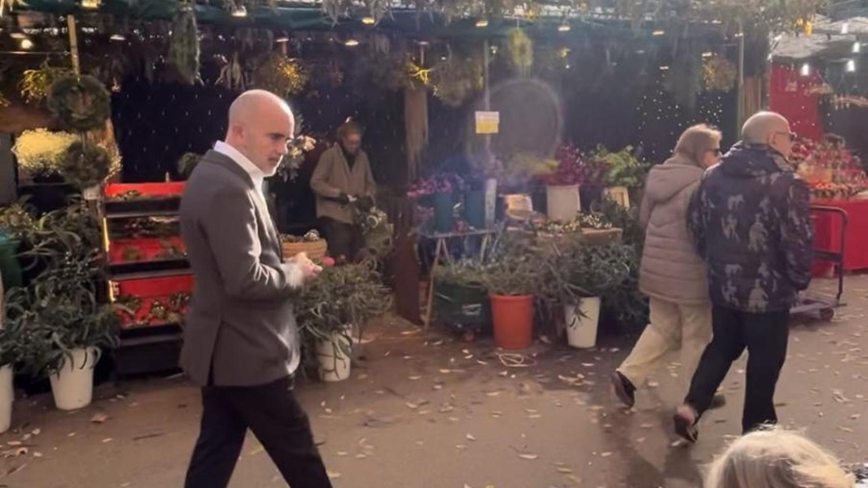 El líder del PP, Daniel Sirera, en un mercadillo navideño de Barcelona