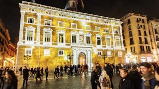 La plaza de Sant Jaume iluminada esta Navidad
