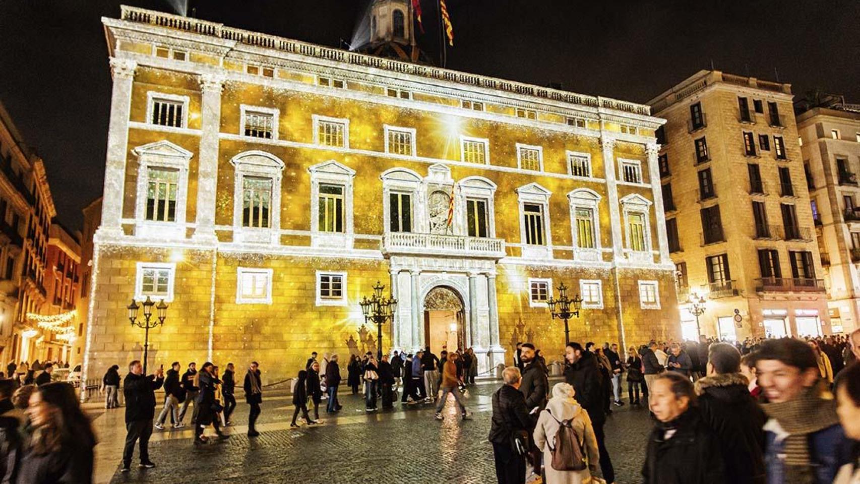 La plaza de Sant Jaume iluminada esta Navidad