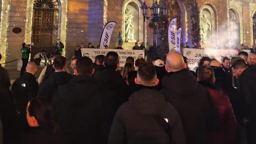 Protesta de la Guardia Urbana delante del Ayuntamiento