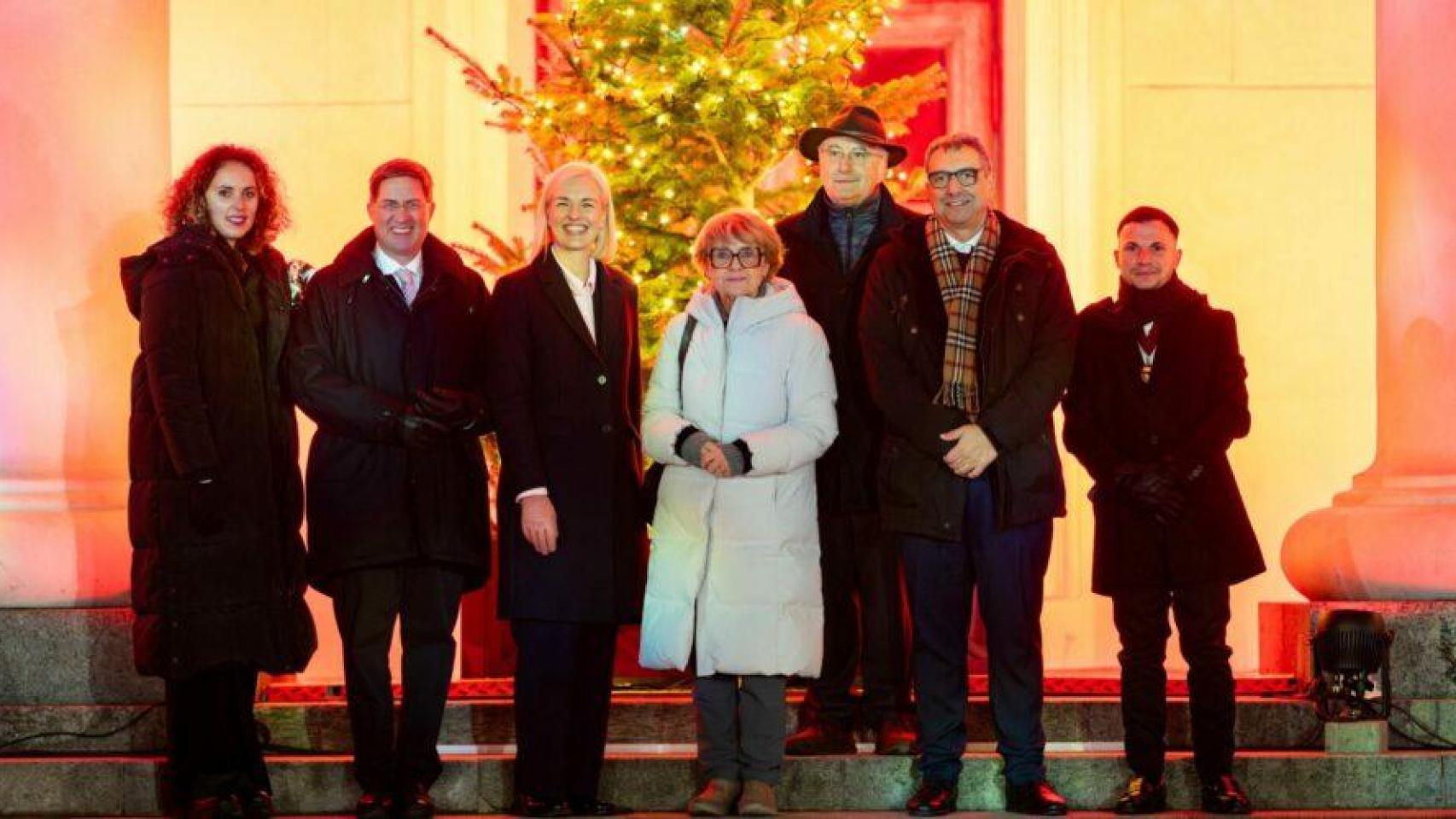 Autoridades durante la recogida del premio a Barcelona como capital europea de la Navidad
