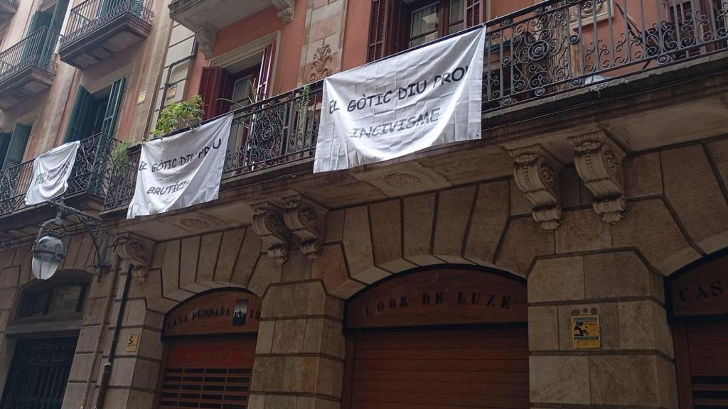 Una pancarta colgada en un balcón de El Gòtic para denunciar el incivismo