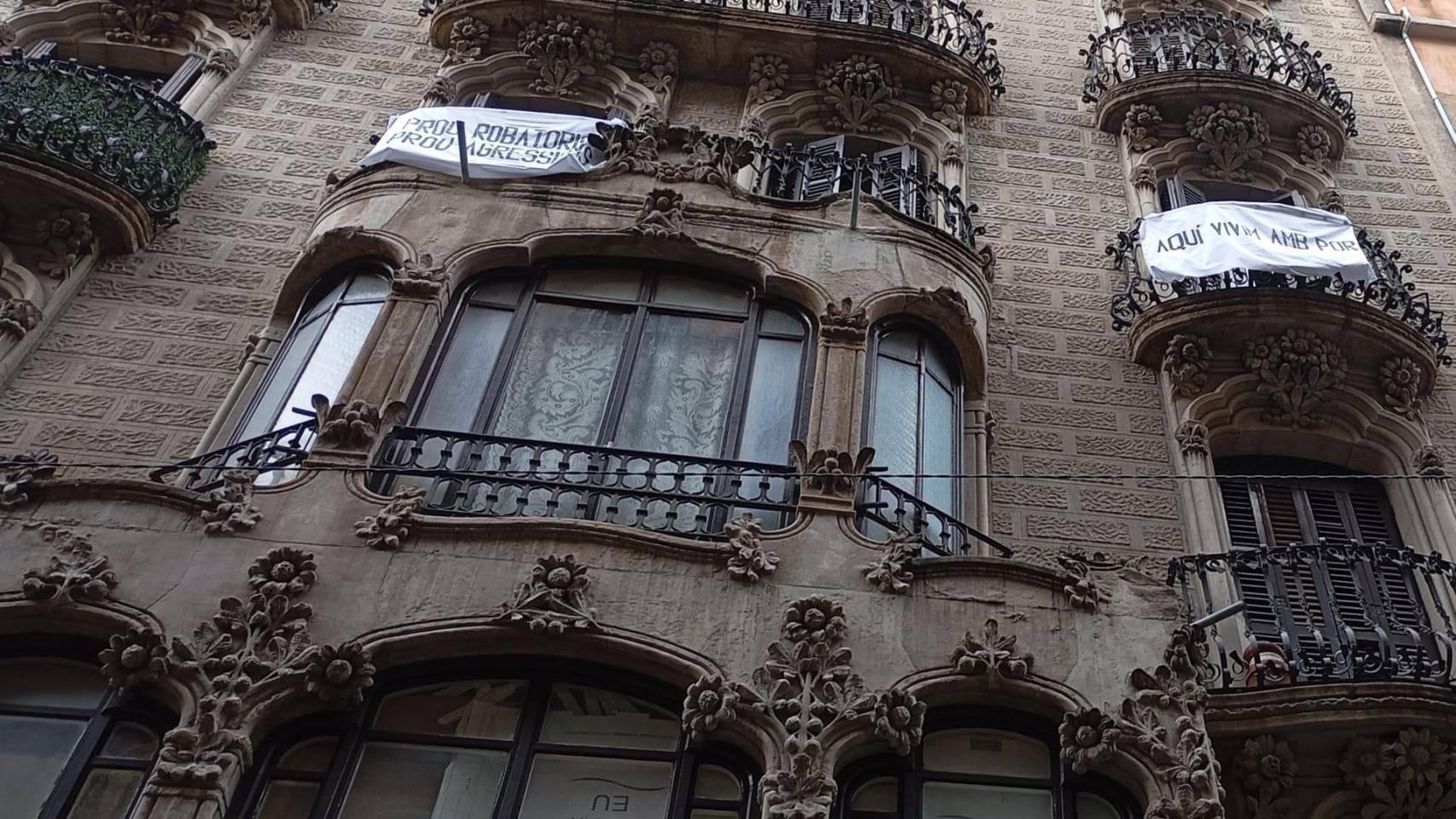 Una pancarta colgada en un balcón de El Gòtic para denunciar el incivismo