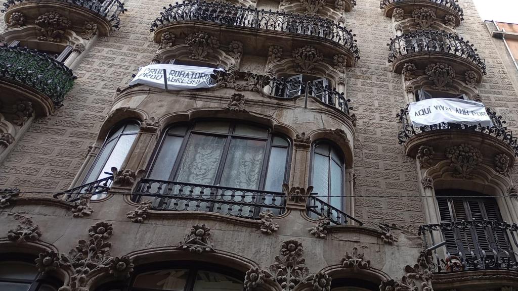 Una pancarta colgada en un balcón de El Gòtic para denunciar el incivismo