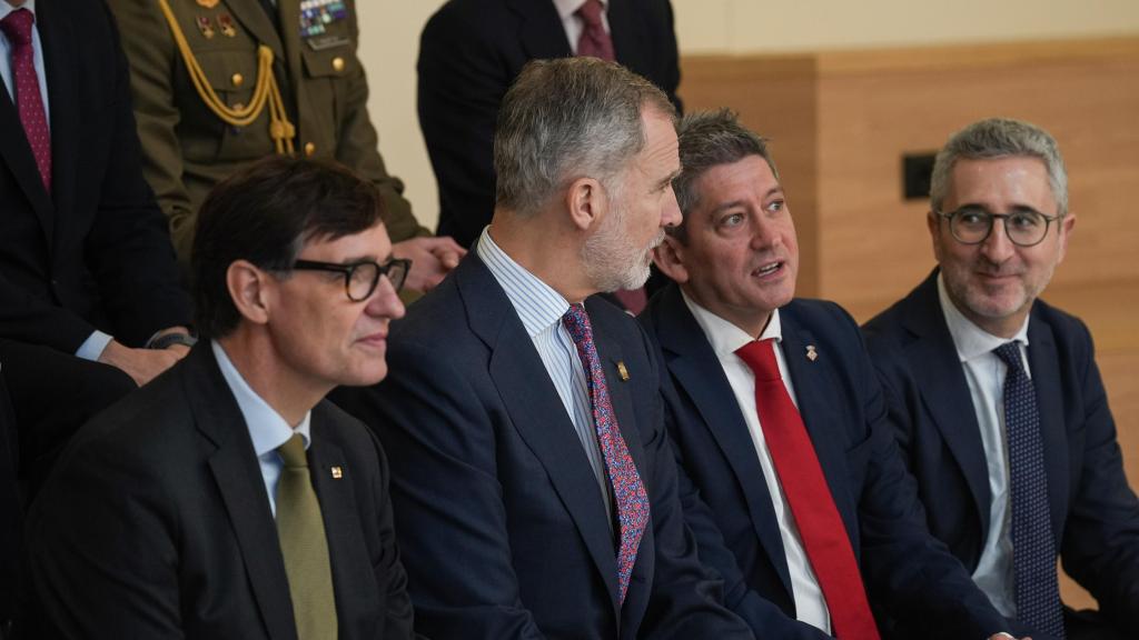 De iz a der., el presidente de la Generalitat, Salvador Illa, el Rey Felipe VI; el alcalde David Quirós; y el secretario de Estado de Política Territorial, Arcadi España