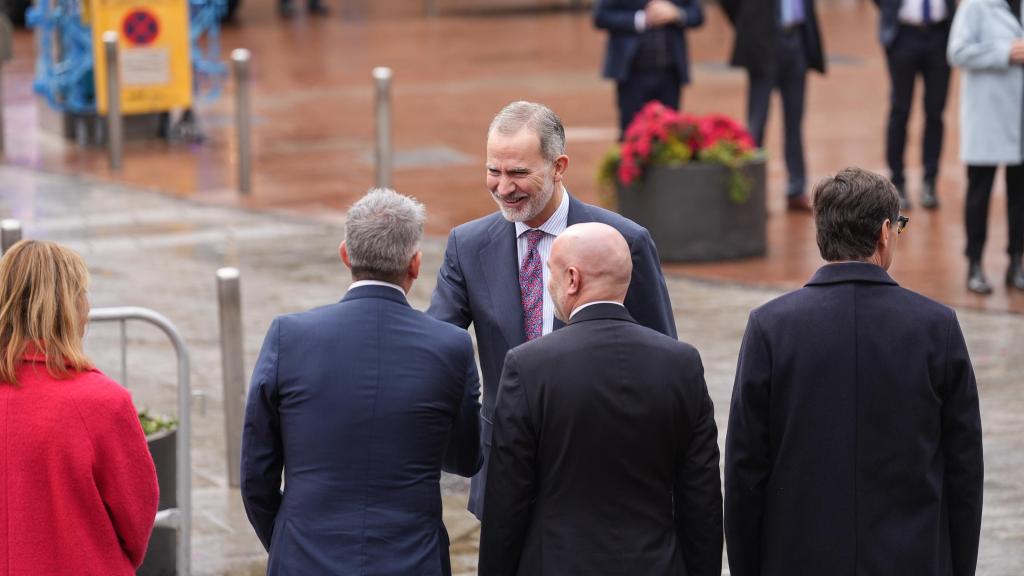 El Rey Felipe VI saludando a David Quirós en su visita a L’Hospitalet de Llobregat