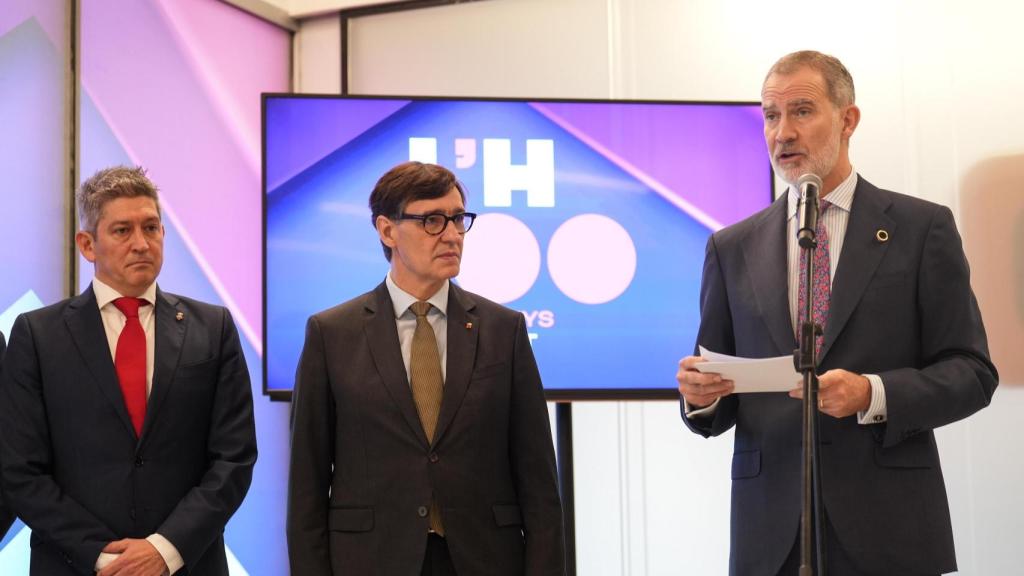 De iz a der., el alcalde David Quirós, el presidente de la Generalitat, Salvador Illa, y el Rey Felipe VI