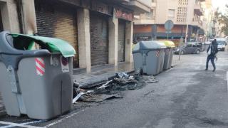 A la caza del 'pirómano' de Santa Coloma: contenedores y coches incendiados en cuatro calles distintas
