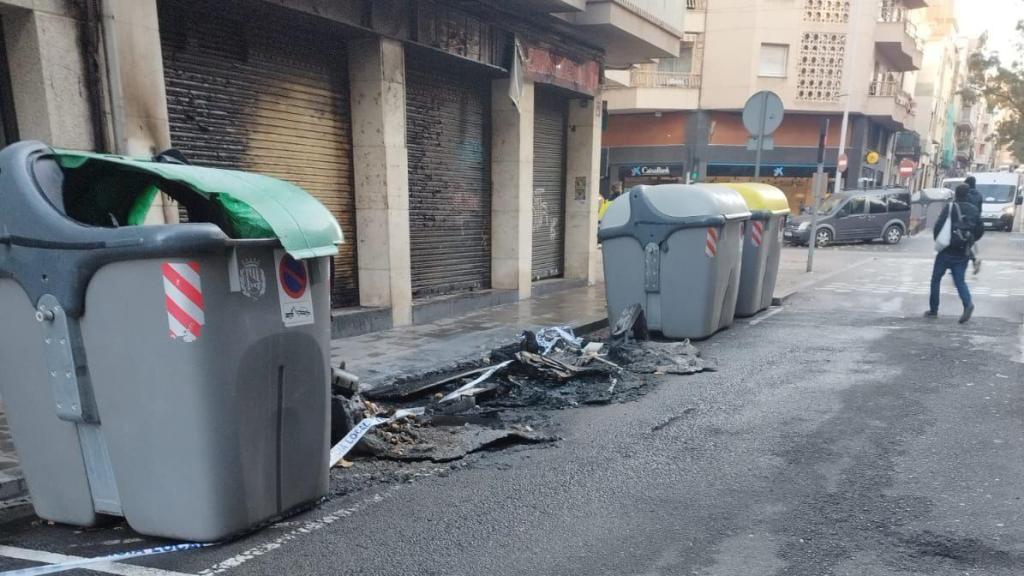 Contenedores quemados en Santa Coloma