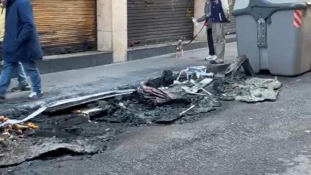 Contenedores quemados en Santa Coloma