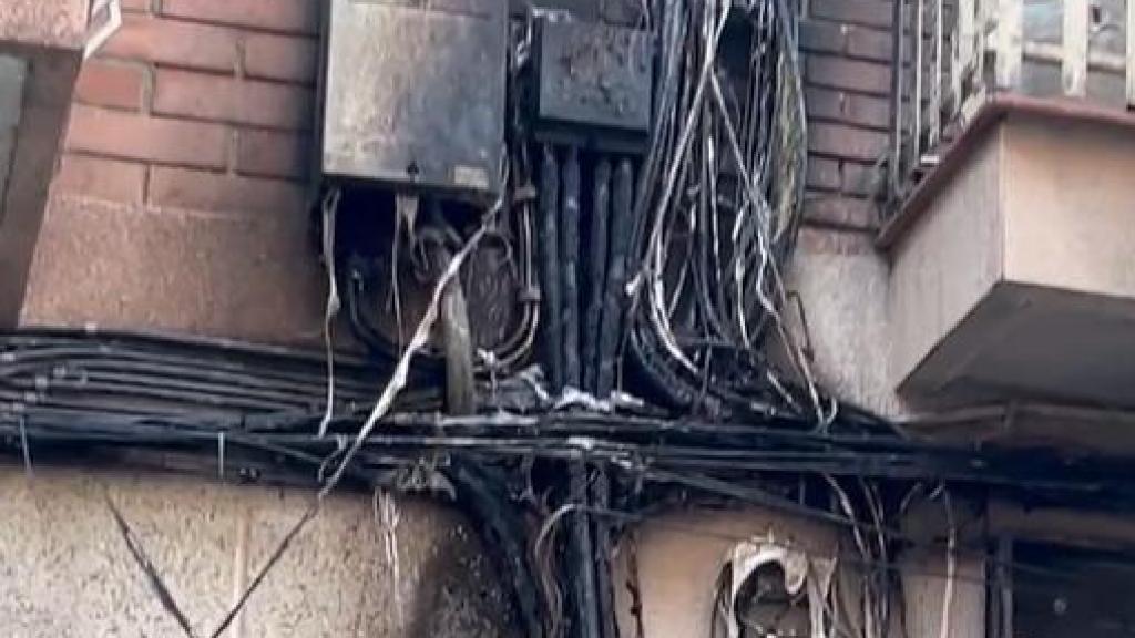 Cableado quemado en uno de los edificios de Santa Coloma