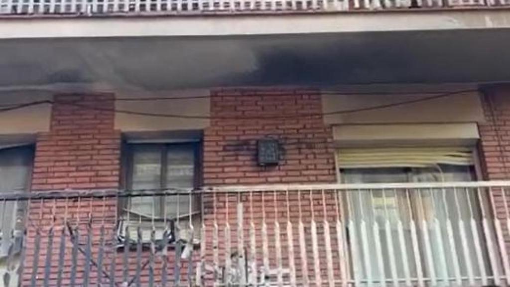 Pisos quemados por el incendio de contenedores en Santa Coloma