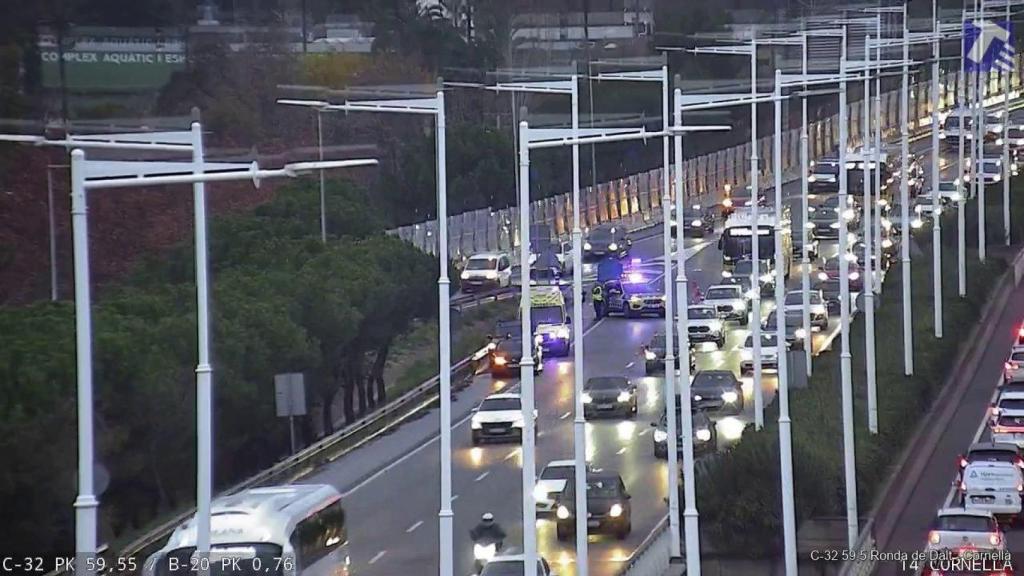 Accident a la C-32, a Cornellà de Llobregat, aquest 15 de desembre de 2025