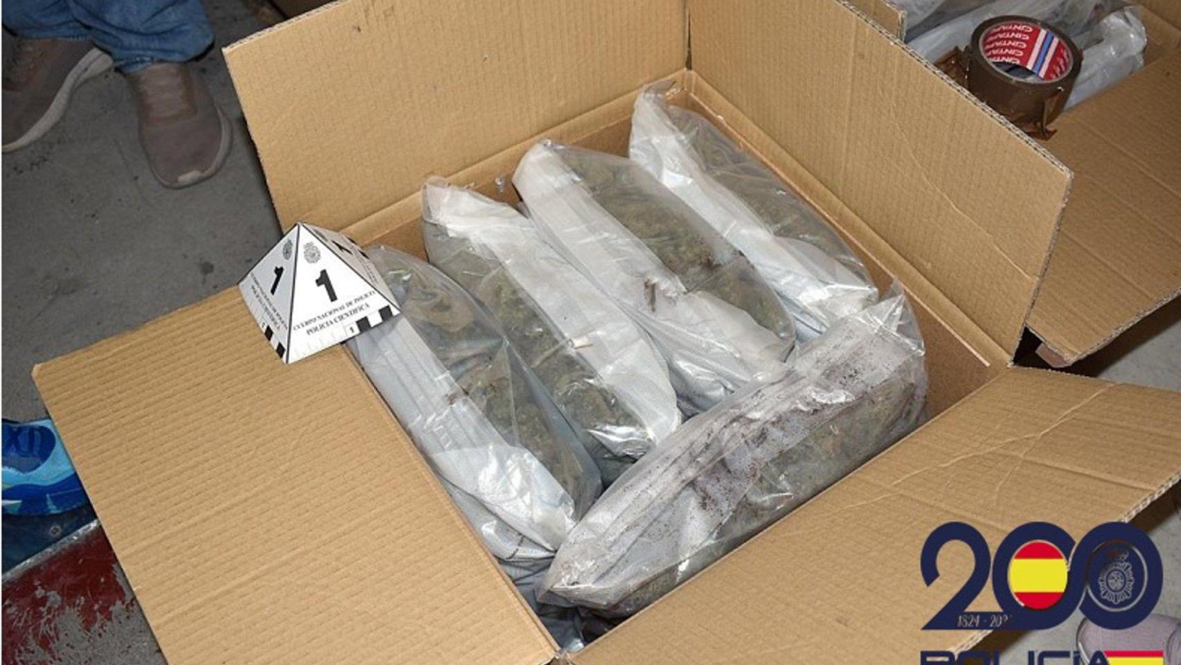 Una de las cajas incautadas por la Policía Nacional en El Prat de Llobregat