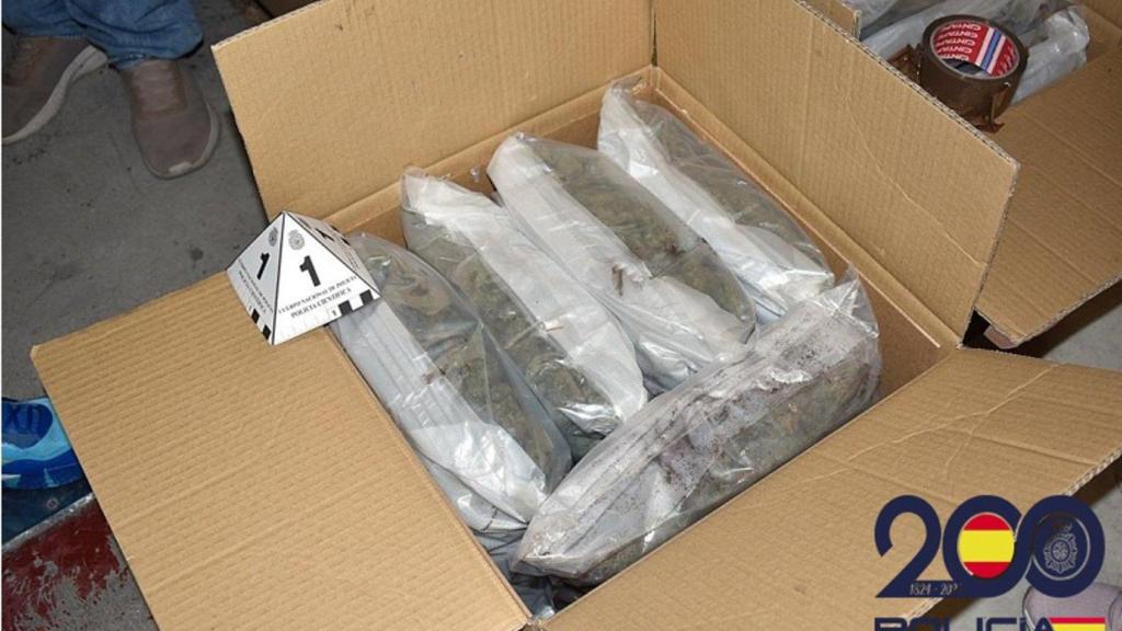 Una de las cajas incautadas por la Policía Nacional en El Prat de Llobregat