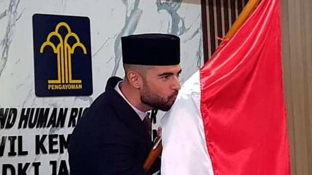Jordi Amat en su recibimiento de la nacionalidad indonesia