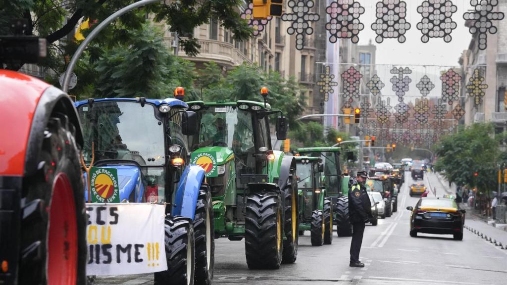 Agricultores en el interior de sus tractores por la vía Laietana durante una tractorada de agricultores