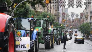 Agricultores en el interior de sus tractores por la vía Laietana durante una tractorada de agricultores