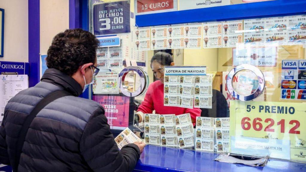 Una persona compra un décimo para el Sorteo Extraordinario de la Lotería de Navidad / EUROPA PRESS