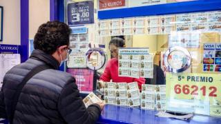 Una persona compra un décimo para el Sorteo Extraordinario de la Lotería de Navidad / EUROPA PRESS