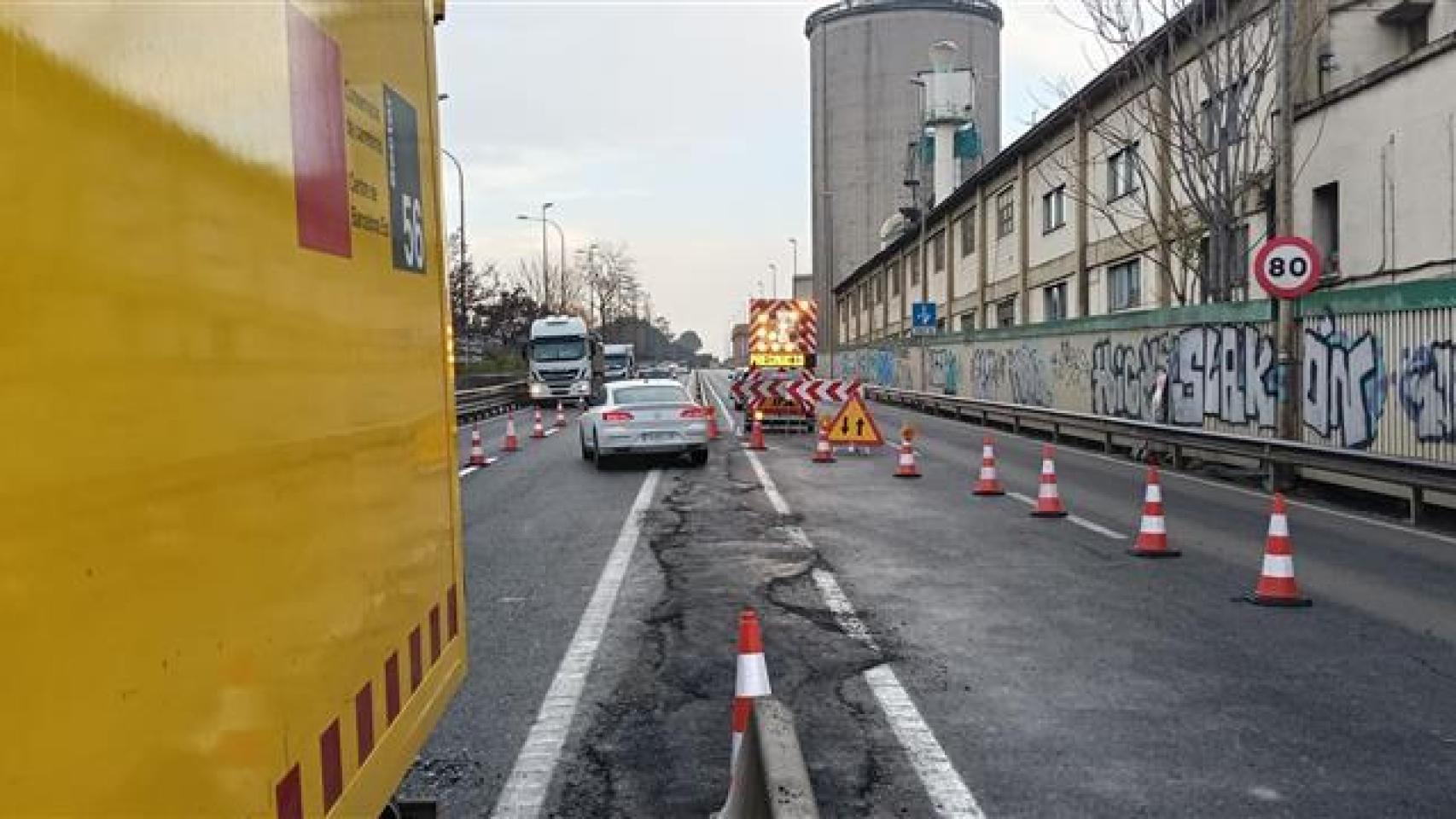 Carril habilitado en la C-17 tras la colisión de un camión contra un puente