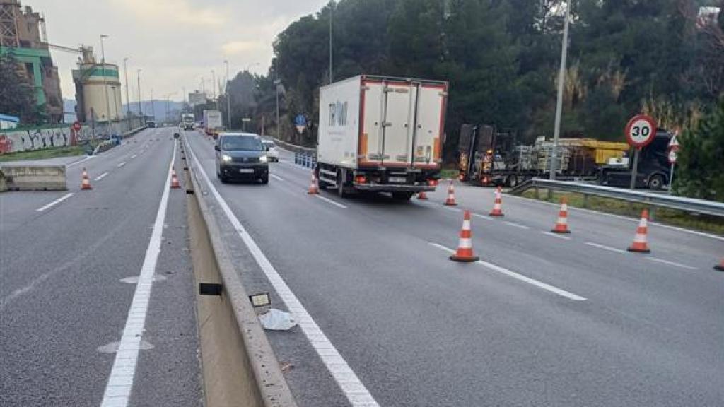 Carril habilitado en la C-17 en Montcada i Reixac tras el choque de un camión contra un puente