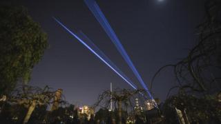 Obra 'Astres' del artista Playmodes en el festival Llums BCN 2025