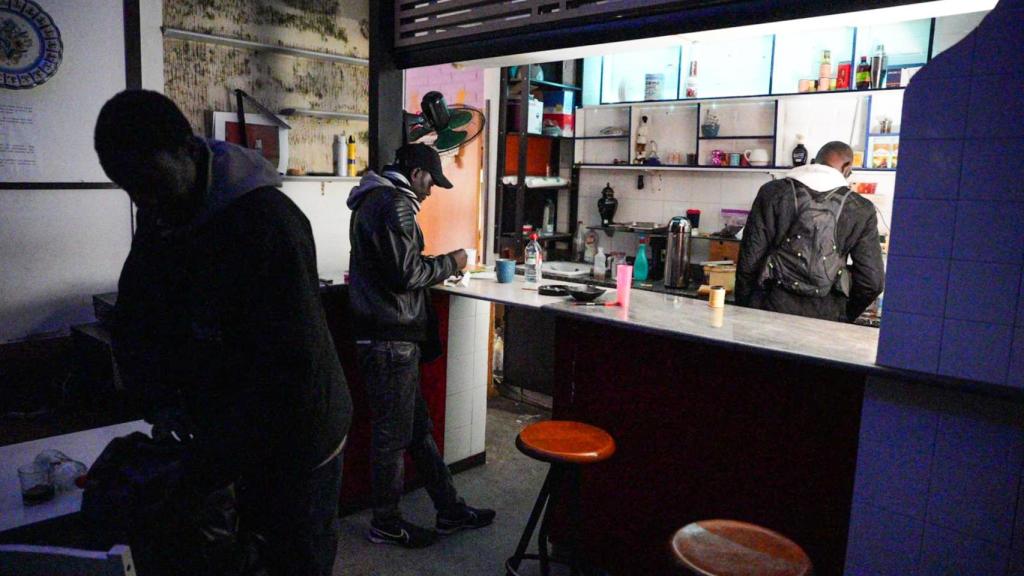 Una barra de bar en el interior del instituto okupado B9