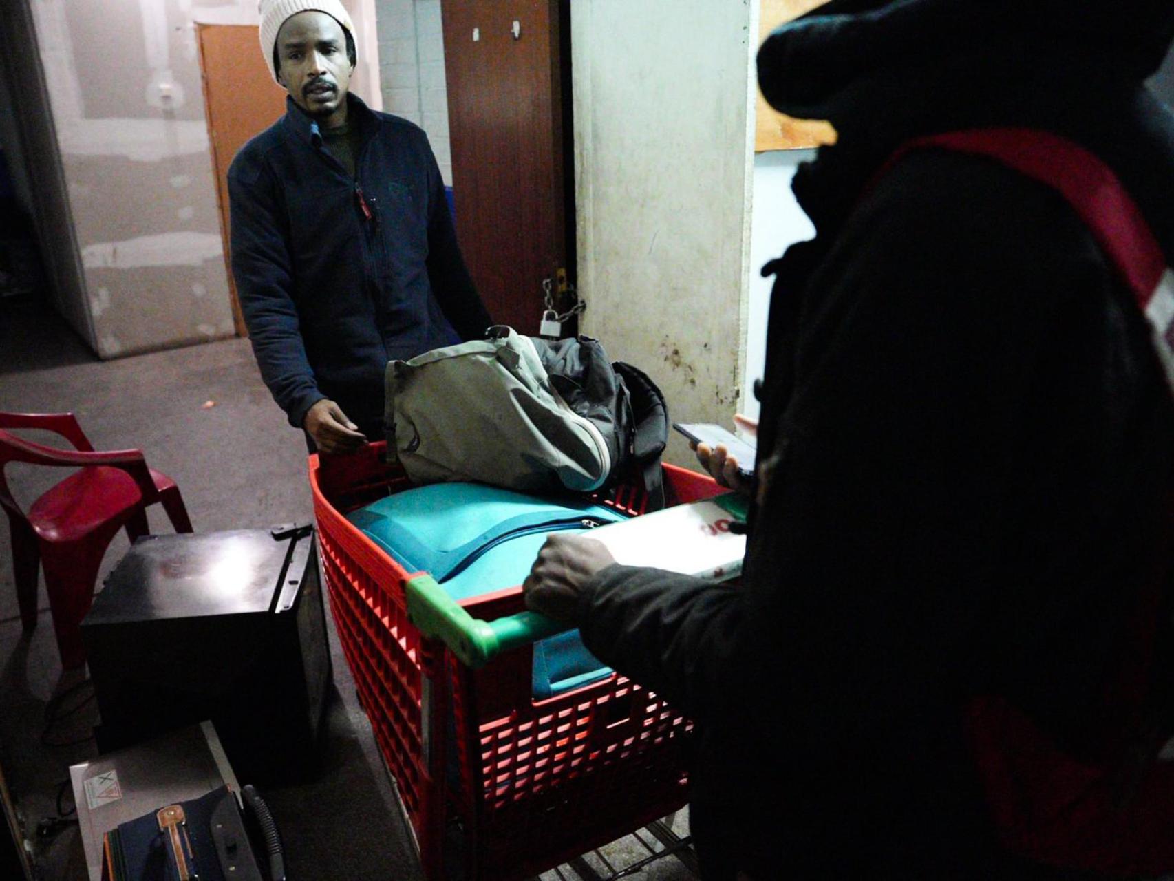 Los Mossos d'Esquadra 'vacían' el instituto okupado B9 de Badalona: el desalojo, en imágenes