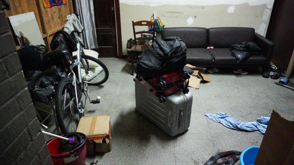 Maletas en el interior del instituto okupado B9