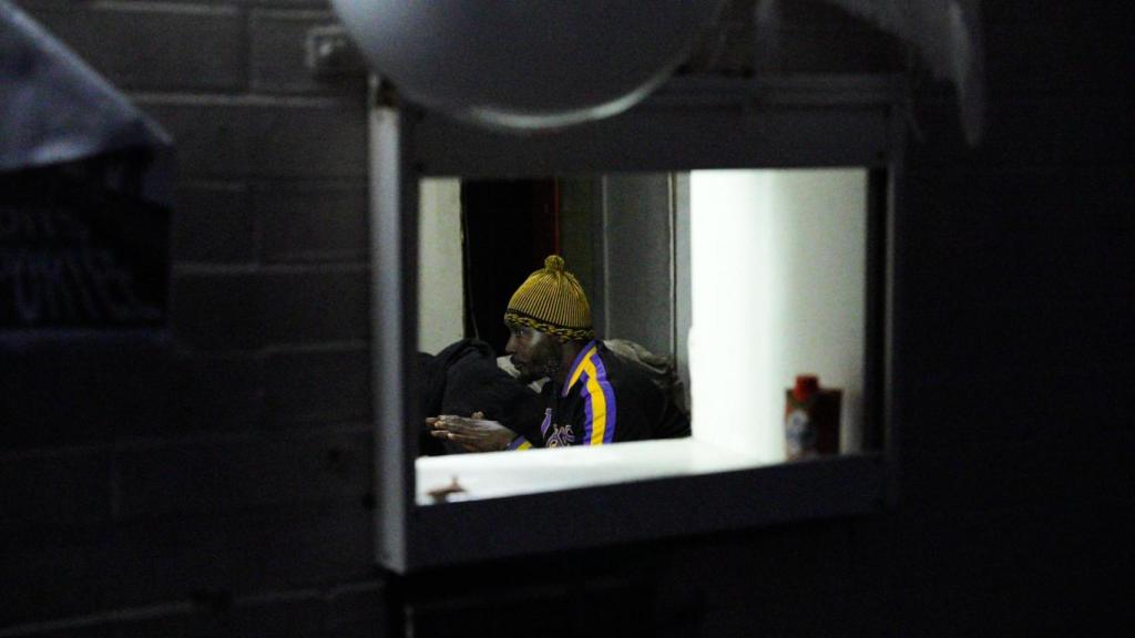 Un ocupante en el interior del instituto B9 de Badalona antes del desalojo