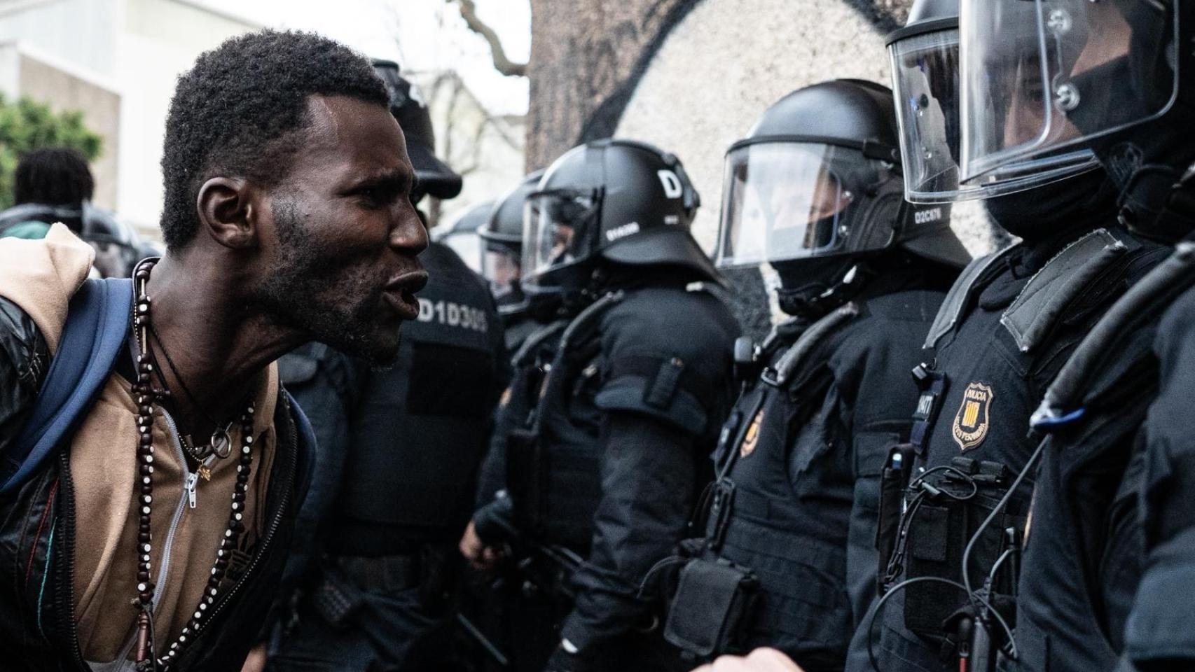 Uno de los ocupantes del antiguo instituto B9 se 'enfrenta' a los Mossos d'Esquadra en Badalona