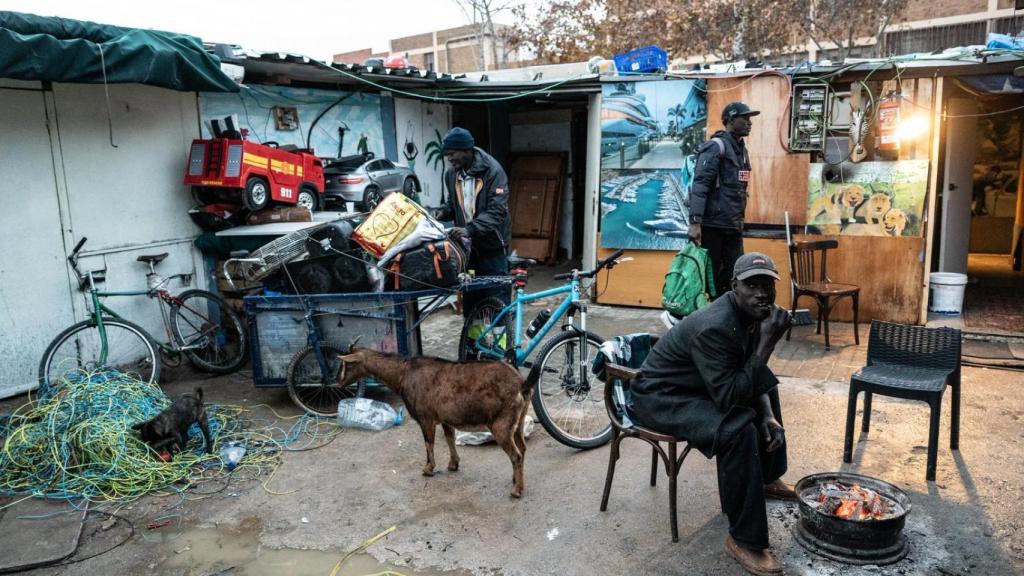 Interior del instituto ockupado B9 en Badalona
