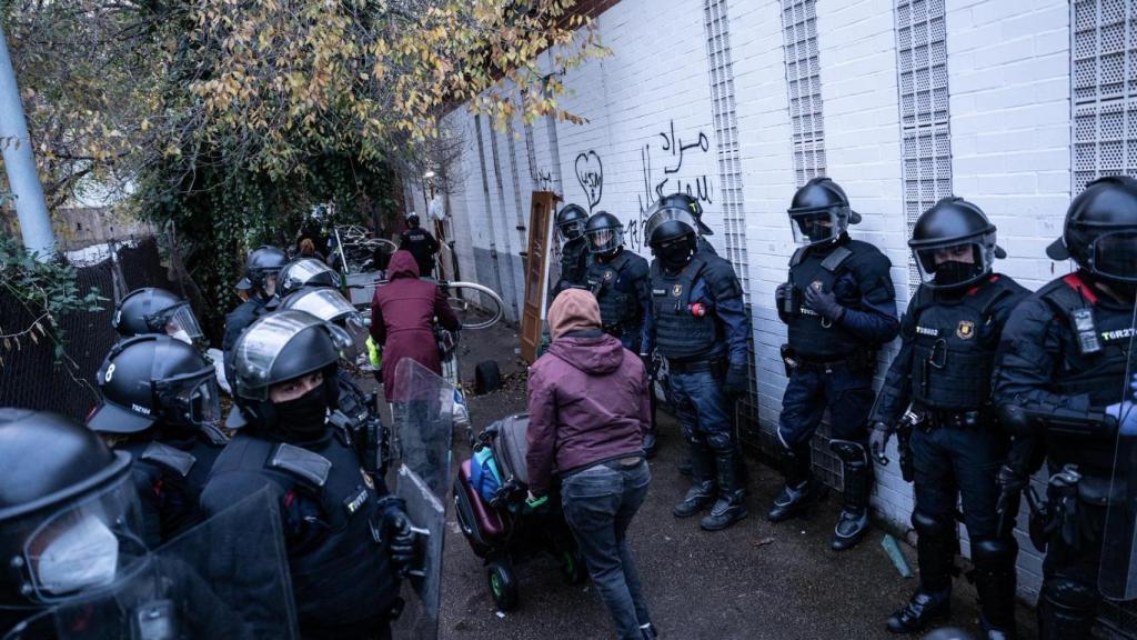 Un inmigrante saliendo durante el desalojo del B9 en Badalona