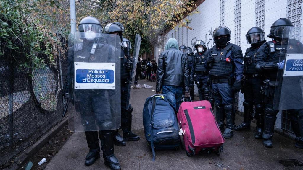 Desalojo del B9 en Badalona, pasillo policial