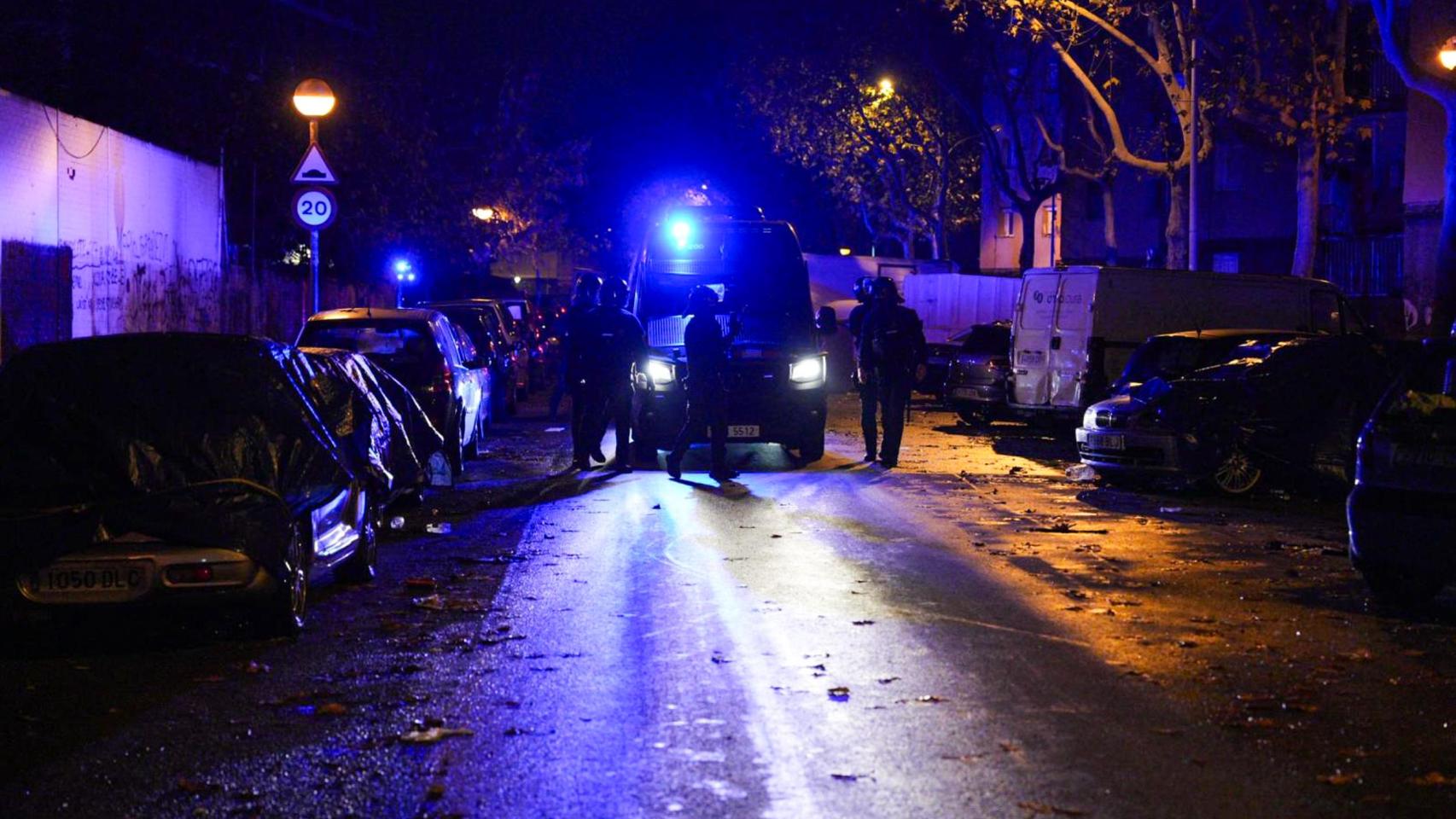Dispositivo policial en el instituto okupado B9 de Badalona